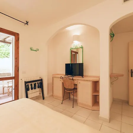 Hotell Punta Est Baja Sardinia
